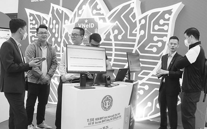 Gian trưng bày ứng dụng căn cước công dân gắn chip trong khám, chữa bệnh bảo hiểm y tế của ngành Bảo hiểm xã hội Việt Nam tại Hội nghị chuyển đổi số ngành Công an nhân dân lần thứ nhất. (Ảnh: TÂM TRUNG) 