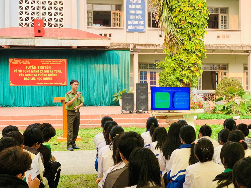 Trường THPT Tân Uyên (Lai Châu) tổ chức sinh hoạt chuyên đề với nội dung tuyên truyền về sử dụng mạng xã hội an toàn, văn minh và phòng chống bạo lực học đường.
