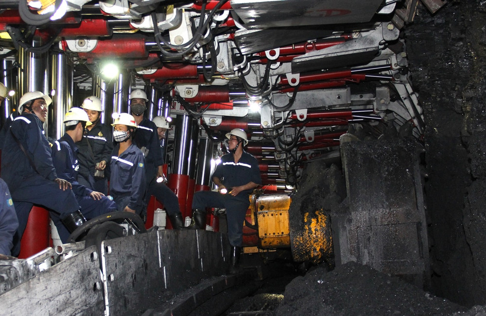 Công nhân khai thác than tại lò chợ cơ giới hóa đồng bộ Công ty Than Hà Lầm (TKV).