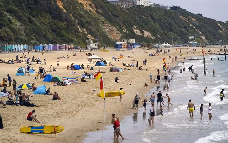 Bãi biển ở Anh trở nên đông đúc khi thời tiết nắng nóng. 