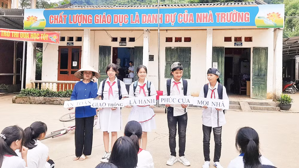 Học sinh Trường phổ thông dân tộc bán trú THCS Nghiên Loan, huyện Pác Nặm (Bắc Kạn) trình diễn tiểu phẩm về an toàn giao thông. 