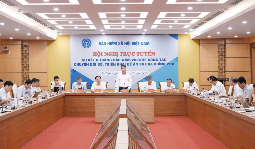 Lãnh đạo Bảo hiểm xã hội Việt Nam chia sẻ thông tin tại hội nghị. 