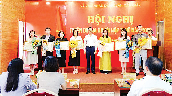Lãnh đạo quận Cầu Giấy trao giấy khen, tặng hoa biểu dương các doanh nghiệp, hộ kinh doanh chấp hành tốt chính sách, pháp luật thuế. 