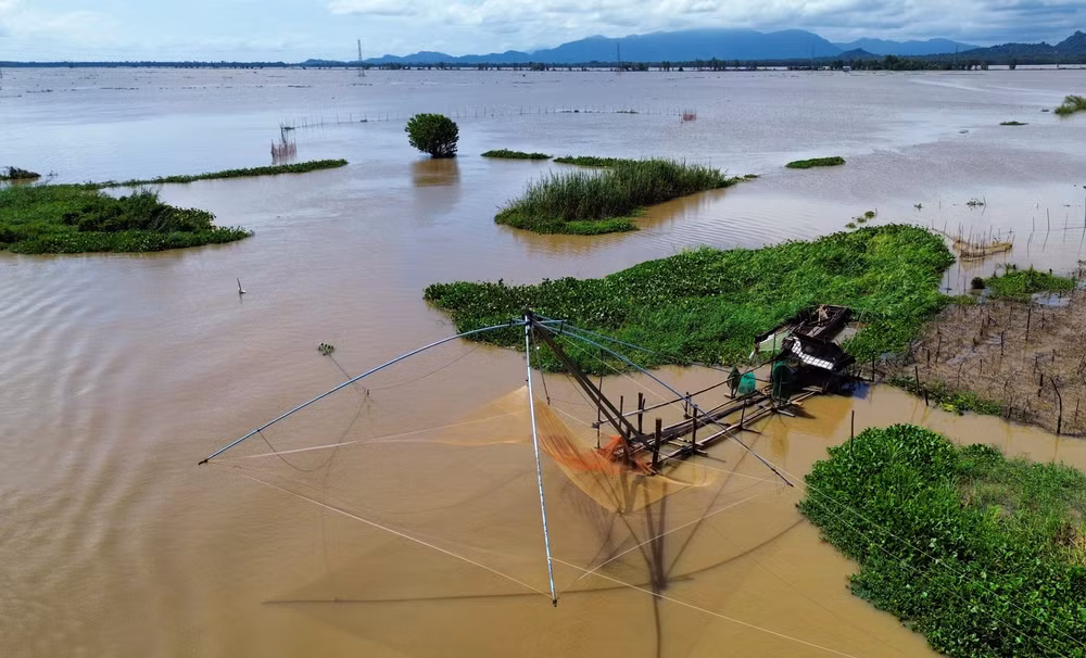 Vó gạt, một loại ngư cụ phổ biến đánh bắt trong mùa cá ra sông ở đầu nguồn biên giới tây nam. 