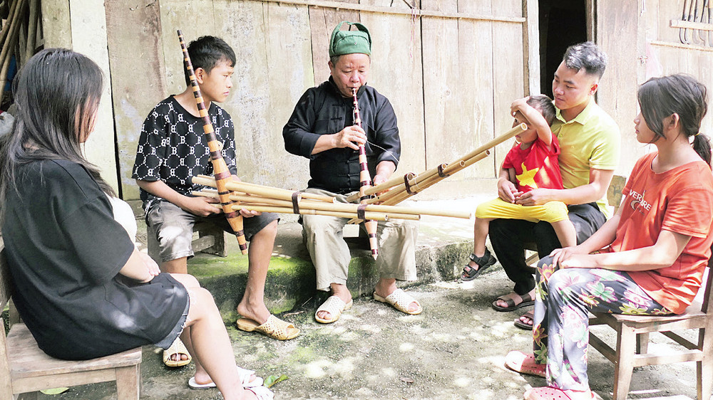 Ông Ma Dâu Páo, thôn Mỏ Sài, xã Thanh Vân, huyện Quản Bạ dạy thổi khèn cho thế hệ trẻ. 