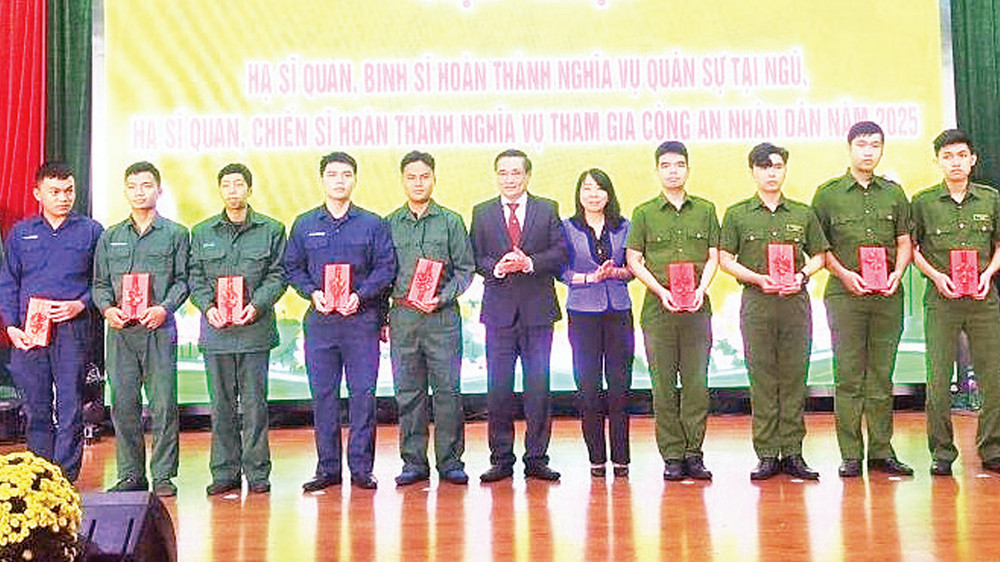 Lãnh đạo quận Thanh Khê (Đà Nẵng) trao quà tặng quân nhân xuất ngũ. (Ảnh PHƯƠNG KIẾM) 