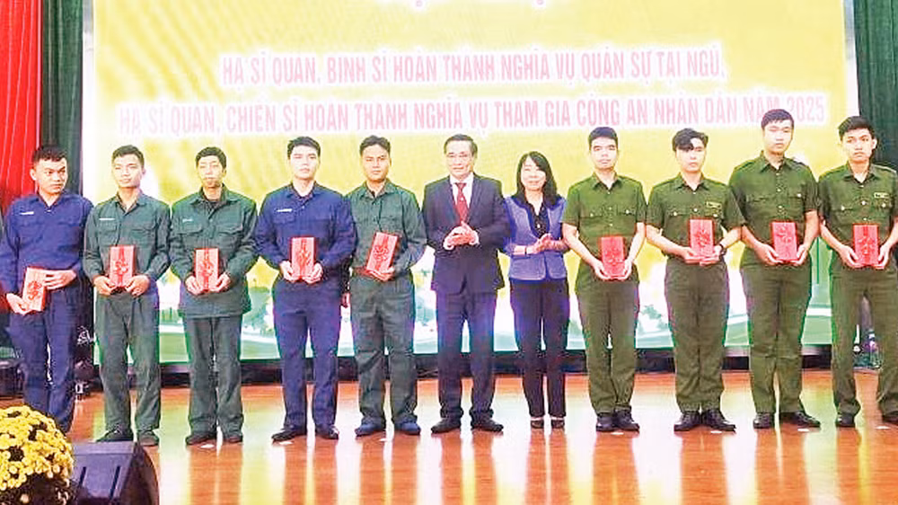 Lãnh đạo quận Thanh Khê (Đà Nẵng) trao quà tặng quân nhân xuất ngũ. (Ảnh PHƯƠNG KIẾM) 