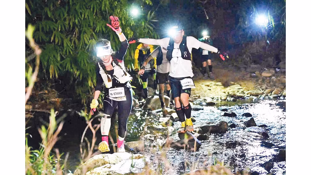 Các vận động viên tham gia cự ly 100 km.