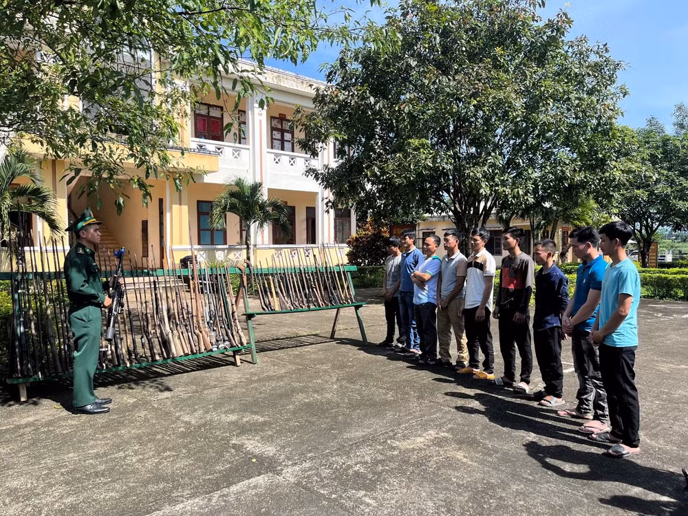 Bộ đội Biên phòng tỉnh Kon Tum tuyên truyền, động viên bà con dân tộc thiểu số vùng biên giới tự nguyện đến giao nộp vũ khí, vật liệu nổ. 