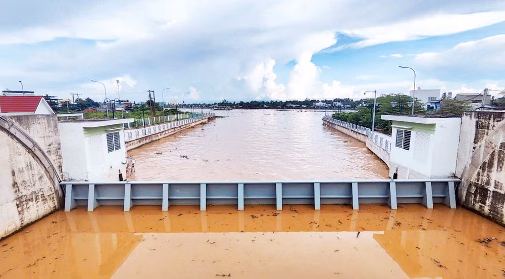 Cống ngăn triều cầu Đầu Sấu (phường Hưng Lợi, quận Ninh Kiều, thành phố Cần Thơ) phục vụ điều tiết nước cho khu vực trung tâm.