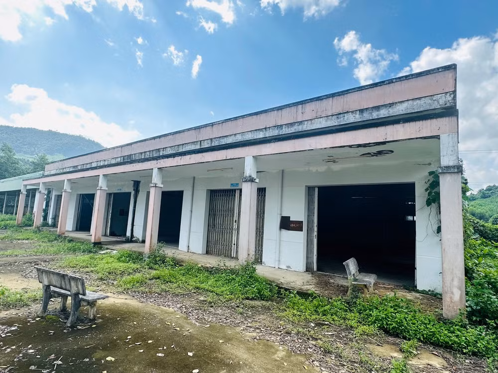 Trung tâm dạy nghề huyện Trà Bồng, tỉnh Quảng Ngãi giải thể, nhiều hạng mục bỏ hoang, hư hỏng. 