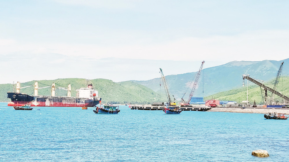 Tàu vào nhận hàng ở Cảng Hòn La. 