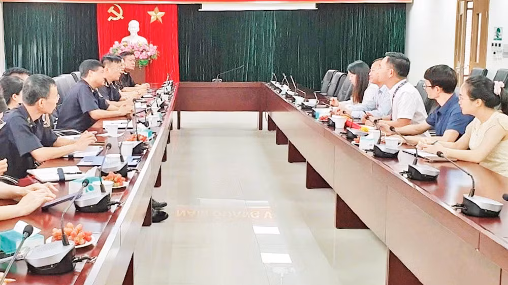 Chi cục Hải quan cửa khẩu cảng Hòn Gai gặp gỡ, hỗ trợ doanh nghiệp sau bão số 3.