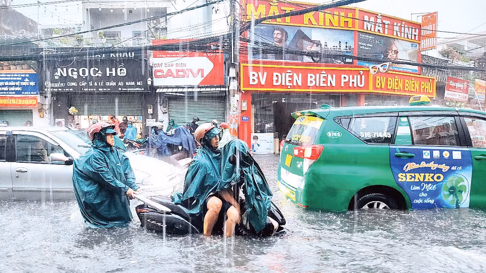 Khu vực chung quanh chợ Thủ Đức thường xuyên ngập nặng sau mỗi trận mưa. 