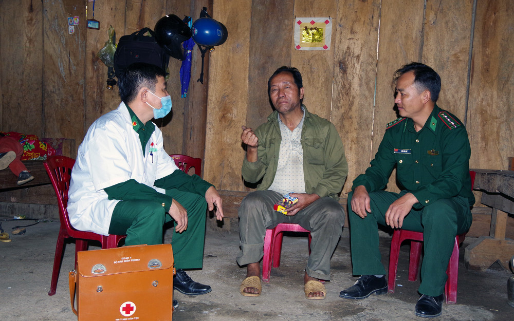 Cán bộ, nhân viên Phòng khám quân dân y kết hợp ở bản Mường Lống (thuộc Ðồn Biên phòng Tri Lễ, Bộ đội Biên phòng tỉnh Nghệ An) khám, chữa bệnh lưu động, kết hợp tuyên truyền pháp luật cho nhân dân. 