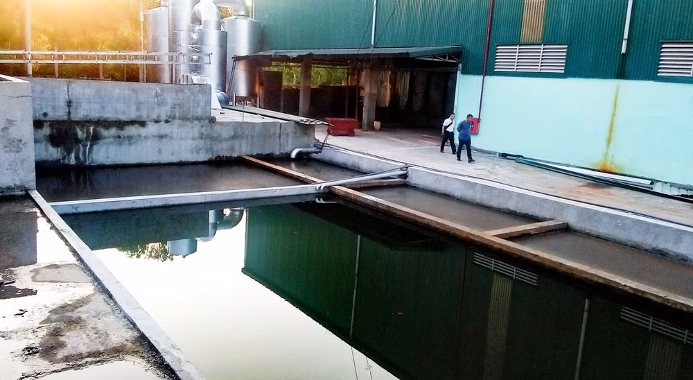 Nhà máy đốt rác Việt Xuân Mới ở thành phố Phổ Yên lọc khói và bụi qua bể nước.