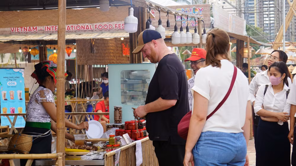 Khách du lịch thanh toán trực tuyến bằng quét mã QR ở Lễ hội ẩm thực Việt Nam-Quốc tế Ðà Nẵng 2023. 