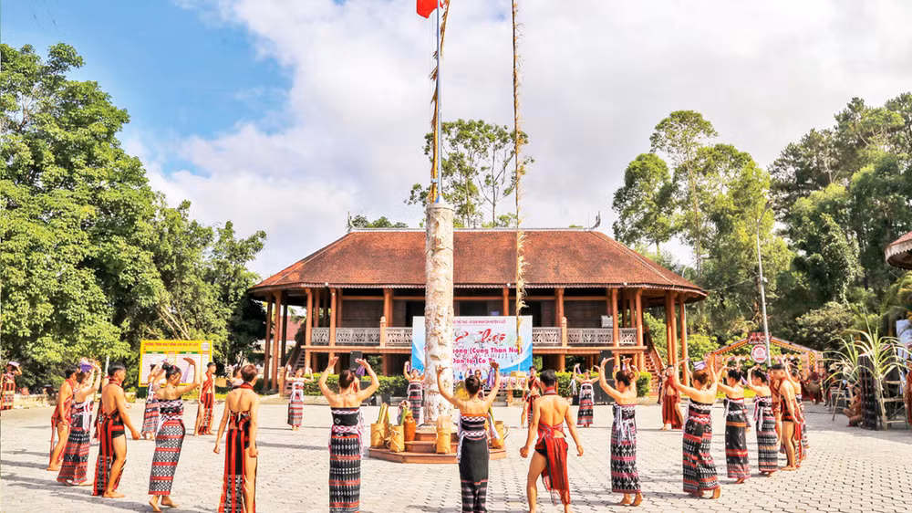 Tái hiện lễ tạ ơn thần núi của đồng bào dân tộc Cơ Tu ở huyện A Lưới.