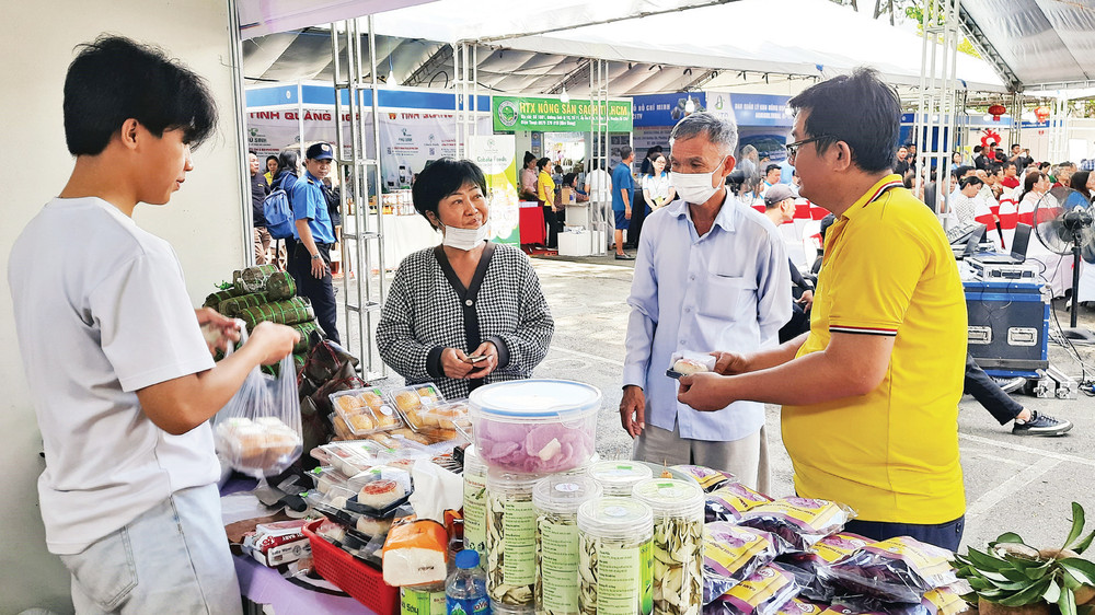 Người tiêu dùng đến tham quan, mua sắm tại Hội chợ, triển lãm sản phẩm nông nghiệp tiêu biểu, sản phẩm OCOP. 