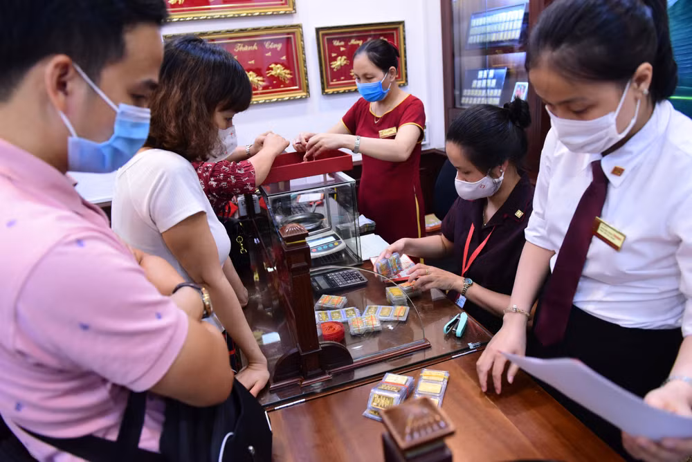 Người dân Hà Nội giao dịch mua bán vàng. (Ảnh DŨNG MINH)