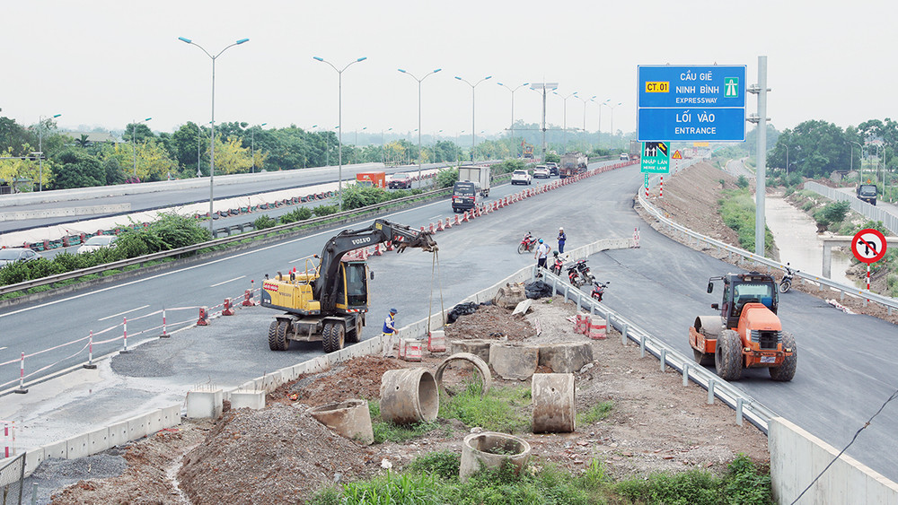 Dự án nút giao Phú Thứ (thành phố Phủ Lý) có tổng mức đầu tư 1.390 tỷ đồng, đang được tập trung thi công. 