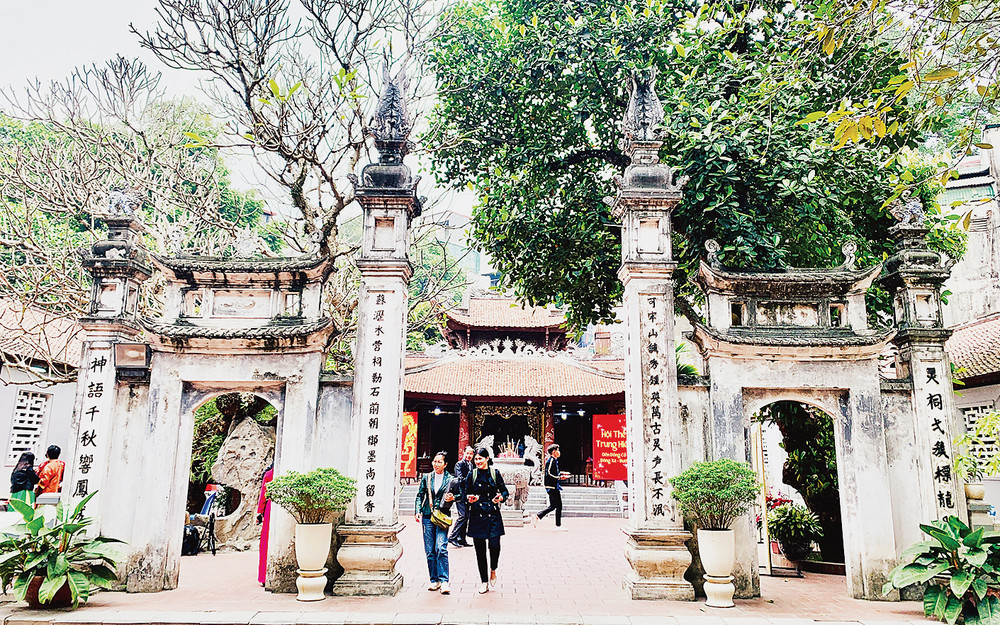 Khách du lịch tham quan đền Ðồng Cổ. 