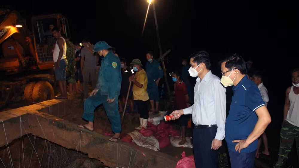 Đập Bàn Vàng ở xã Tiến Thành, huyện Yên Thành, tỉnh Nghệ An bị nước lũ cuốn trôi.