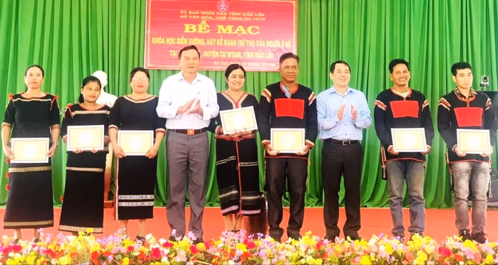 Lãnh đạo Sở Văn hóa-Thể thao và Du lịch tỉnh Đắk Lắk trao giấy chứng nhận hoàn thành khóa học cho các học viên.