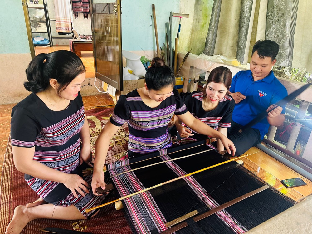 Dệt thổ cẩm truyền thống ở làng Teng, huyện Ba Tơ (Quảng Ngãi)