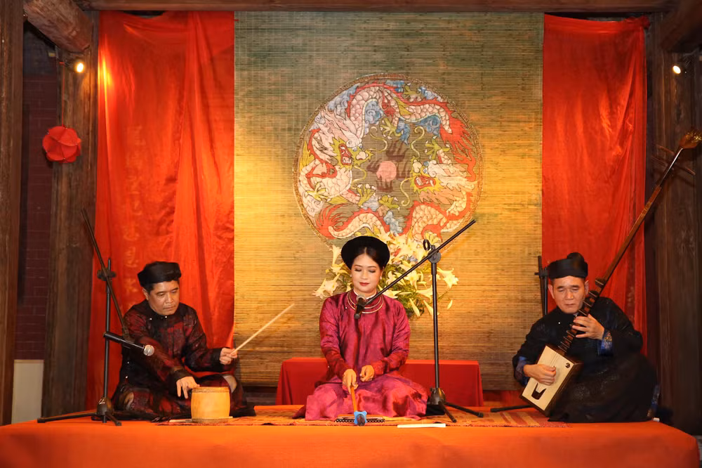 Sự kiện “Vọng khúc ca trù” diễn ra tối 14/4/2024 trên phố Lãn Ông, Hà Nội. (Ảnh BAN TỔ CHỨC)