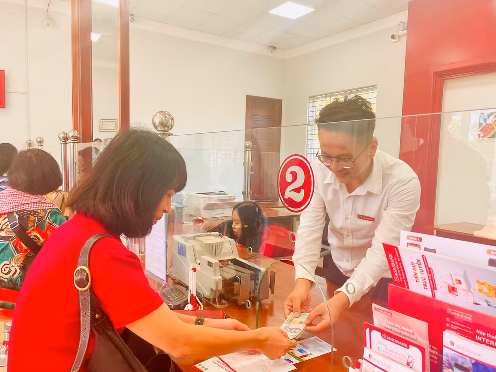 Khách hàng giao dịch tại chi nhánh Ngân hàng Agribank. 