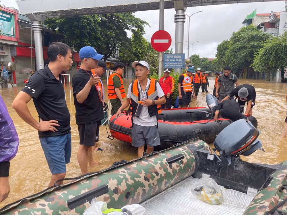 Đội xuồng hơi cứu hộ, cứu nạn Đà Nẵng hỗ trợ vận chuyển người dân lên chỗ an toàn.