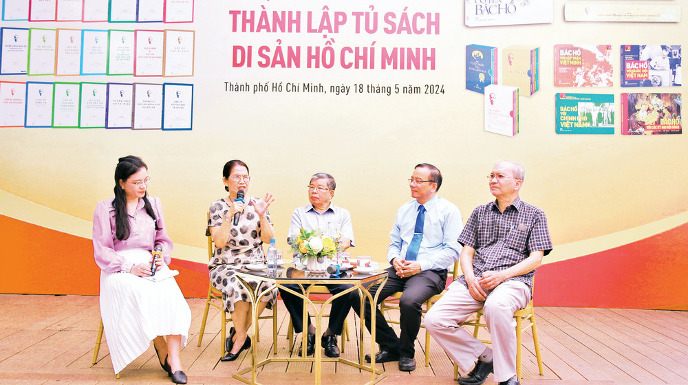 Nhà xuất bản Trẻ giao lưu với các tác giả tham gia tủ sách “Di sản Hồ Chí Minh”. 