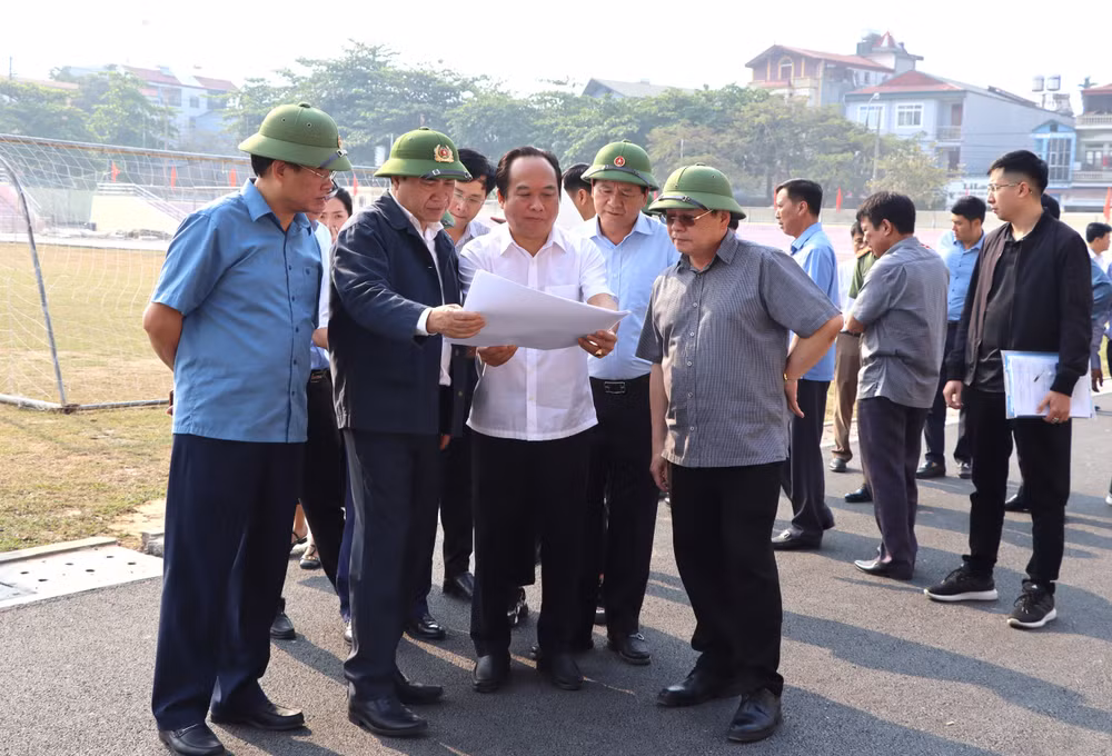 Lãnh đạo tỉnh Điện Biên kiểm tra các hạng mục thuộc dự án sửa chữa, nâng cấp Sân vận động tỉnh Điện Biên. 