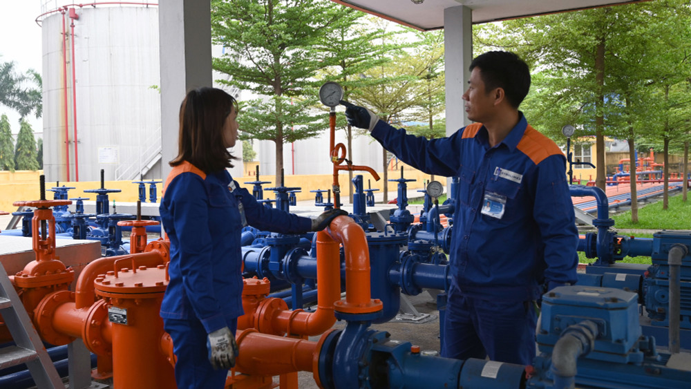 Kiểm tra hoạt động vận hành tại kho xăng dầu của Công ty Xăng dầu Hà Sơn Bình (Tập đoàn Xăng dầu Việt Nam). (Ảnh DUY ÐĂNG) 
