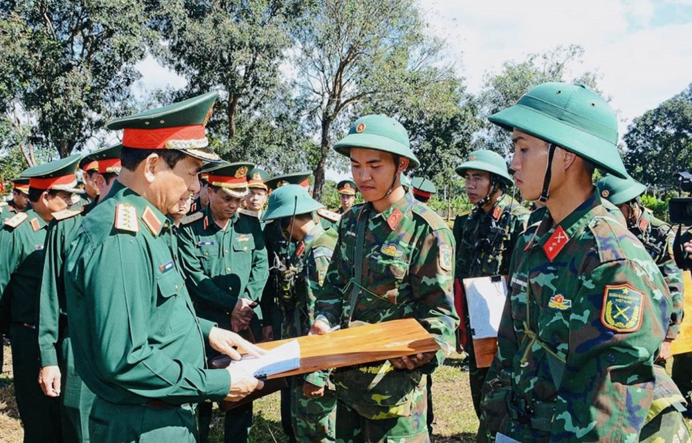 Đại tướng Phan Văn Giang, Ủy viên Bộ Chính trị, Phó Bí thư Quân ủy Trung ương, Bộ trưởng Quốc phòng kiểm tra công tác huấn luyện, sẵn sàng chiến đấu tại Quân đoàn 34. 