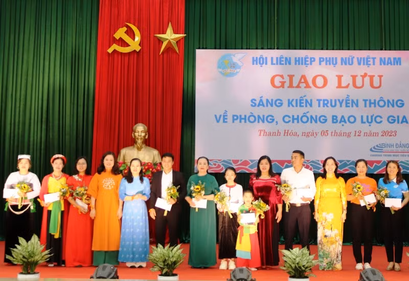 Ban tổ chức trao thưởng cho các thành viên tham dự giao lưu sáng kiến truyền thông phòng, chống bạo lực gia đình.