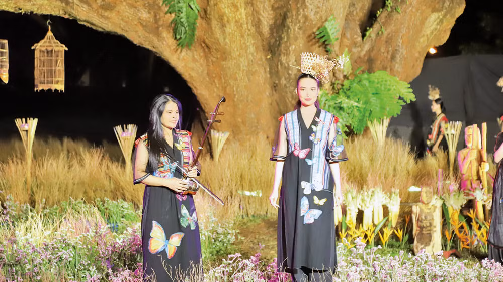 Sắc mầu thổ cẩm được kết hợp với các trang phục thời trang hiện đại khác một cách khéo léo, tinh tế.