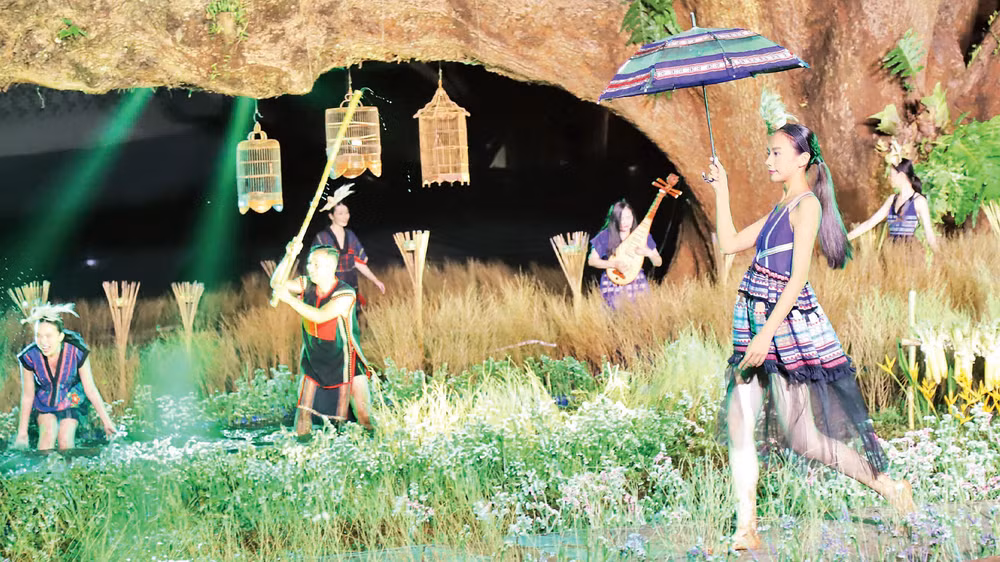 Việc kết hợp giữa thổ cẩm với các trang phục thời trang hiện đại làm cho trang phục thêm lung linh, cuốn hút.