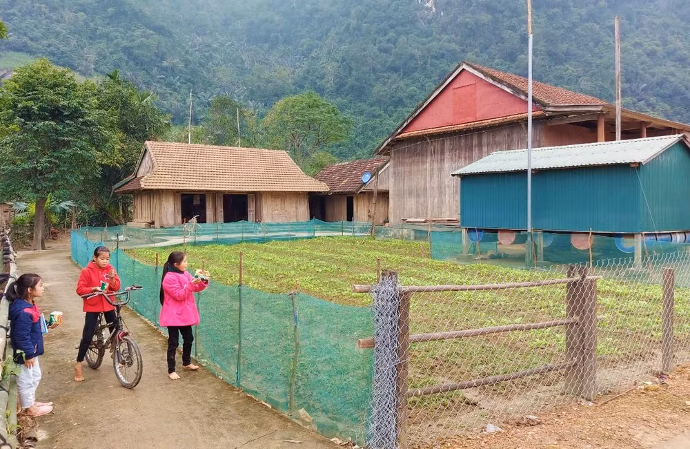 Ở xã Tân Hóa, huyện Minh Hóa, tỉnh Quảng Bình, bên cạnh nhà ở, mỗi gia đình đều có nhà phao để "sống chung" với lũ lụt. 