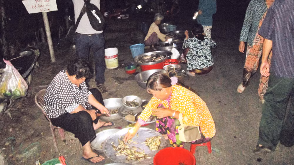 3 giờ sáng “chợ ma” bắt đầu hoạt động.