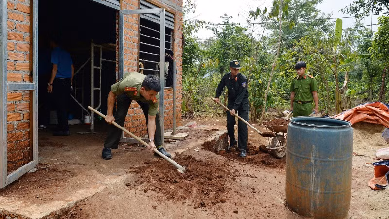 Công an huyện Cư Kuin (tỉnh Đắk Lắk) hỗ trợ hoàn thiện nhà cho người dân. (Ảnh Minh Nhật) 