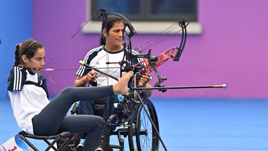 Sheetal Devi của Ấn Độ (16 tuổi) là nữ VĐV không tay đầu tiên đoạt HCB bắn cung tại Asian Para Games 4. 