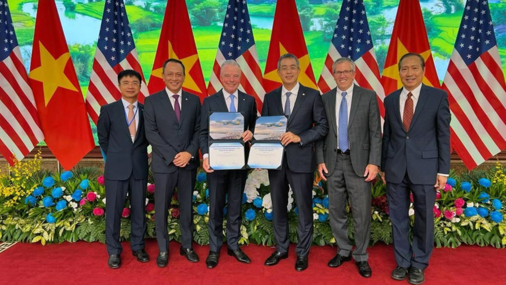 Đại diện lãnh đạo Vietnam Airlines và Tập đoàn Boeing chúc mừng cam kết mua 50 máy bay thân hẹp Boeing 737 MAX mới đây tại Hà Nội. 