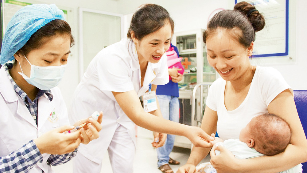 Tiêm chủng luôn là biện pháp hữu hiệu để chủ động phòng ngừa dịch bệnh. Ảnh: HM 