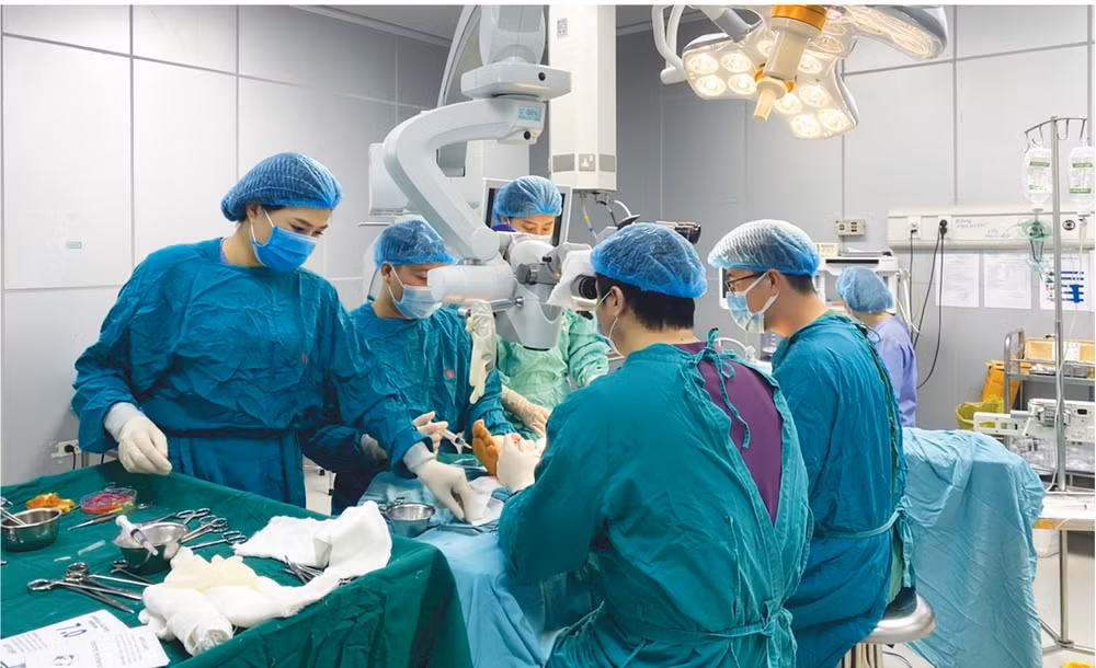 Các bác sĩ Bệnh viện Bỏng quốc gia Lê Hữu Trác (Học viện Quân y) mổ vi phẫu nối bạch mạch-tĩnh mạch cho bệnh nhân. 