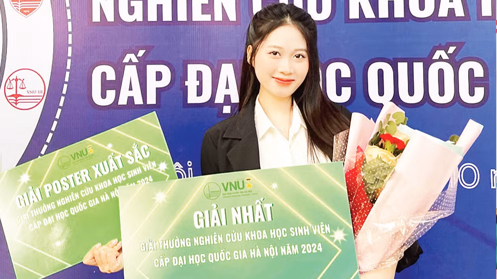 Lê Huyền Trang, sinh viên Khoa Kinh tế phát triển (Trường đại học Kinh tế, Đại học Quốc gia Hà Nội) có nhiều thành tích xuất sắc trong nghiên cứu khoa học. 