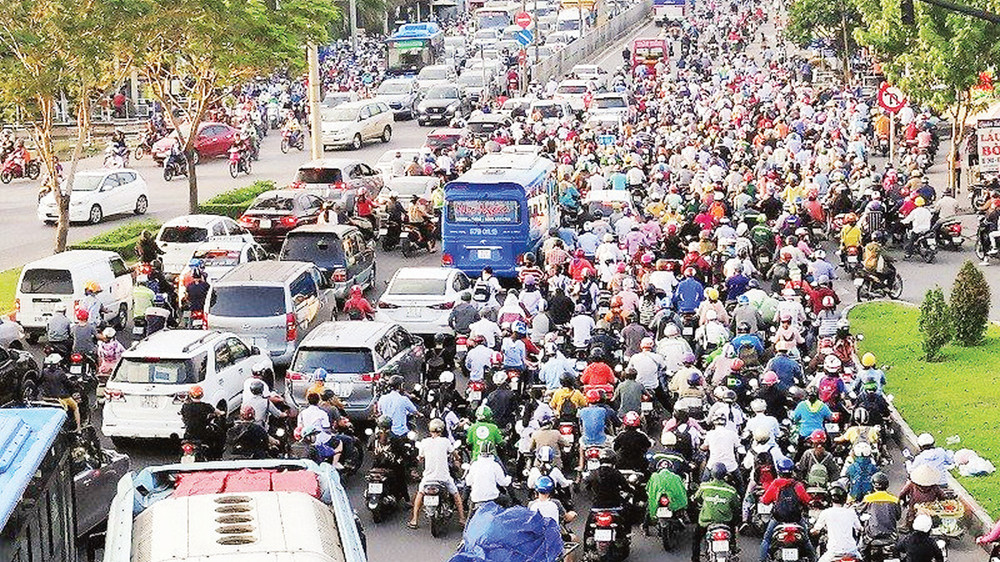Cảnh ùn tắc tại Quốc lộ 13, thành phố Thủ Đức.