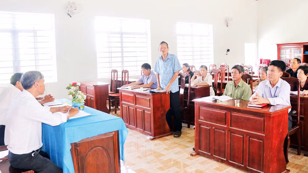 Ông Phạm Hữu Long dự và phát biểu chỉ đạo họp Chi bộ Thôn 2, xã Thiện Hưng, huyện Bù Đốp, tỉnh Bình Phước. 