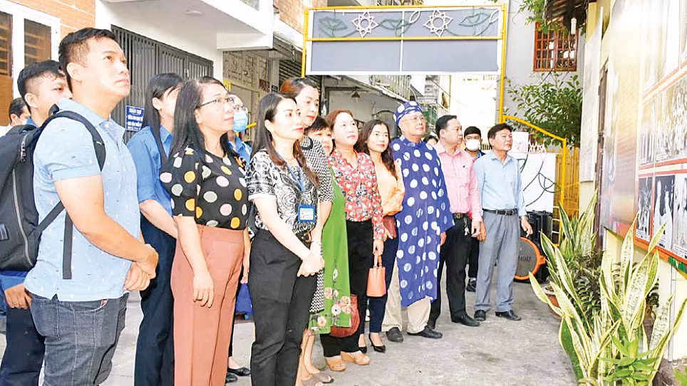 Triển lãm ảnh "Bác Hồ với ngành văn hóa" tại Di tích lịch sử Ðình Chí Hòa, Thành phố Hồ Chí Minh. 